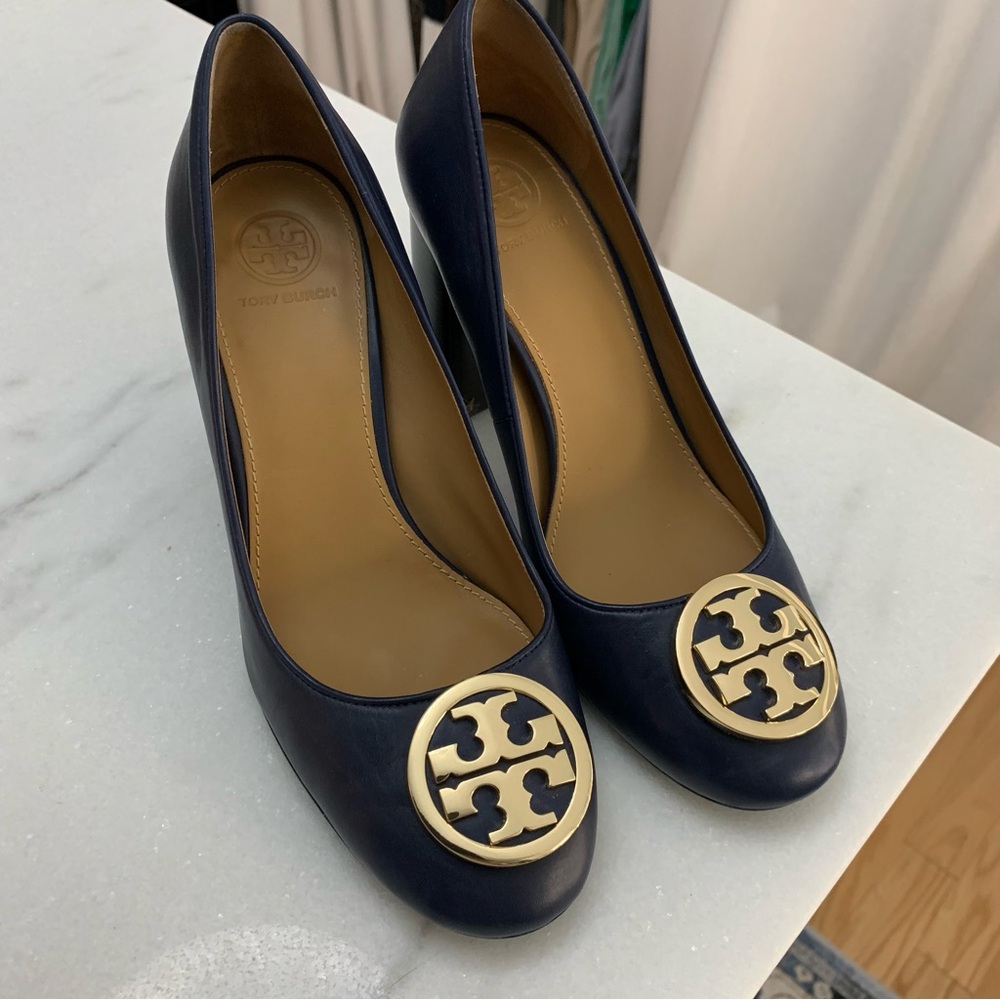 Tory Burch l Navy Blue Block Heel Pump w/ Gold Logo